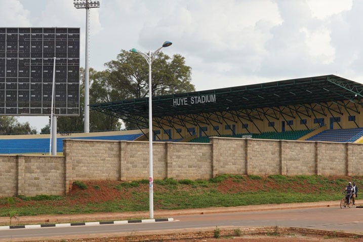 Stade Huye na yo yarubatswe ishyirwamo n'ubwatsi bwiza cyane. Ni Stade nziza yanakiniweho imikino ya CHAN. Iyi foto ariko twayifatiye hanze yayo.