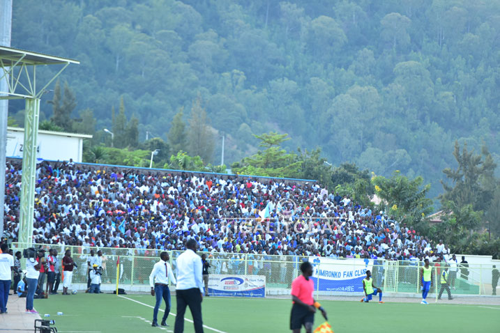 Stade yari yuzuye