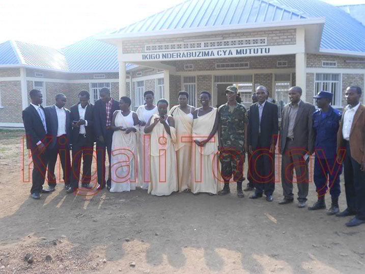 Aha abakozi b'ikigo nderabuzima bari basuwe n'inzego zinyuranye. Umugore wegeranye n'umusirikari uri guseka niwe muyobozi wacyo uvugwaho imikorere idahwitse. 