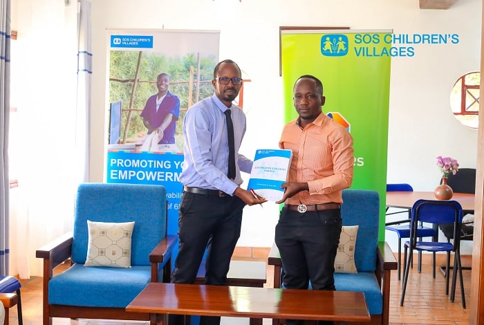 Kwizera Jean Bosco uyobora SOS Rwanda (wambaye indorerwamo) hamwe na Nestor Muvunyi wo muri StarTimes bagiranye amasezerano yo gukomeza imikoranire