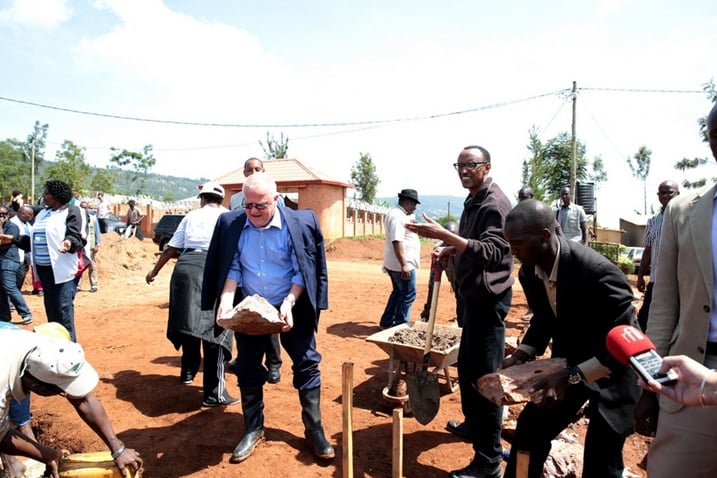Perezida yakoraga aganira na bamwe mu banyamahanga bakorera mu Rwanda bari baje kwifatanya n'u Rwanda mu gikorwa cy'umuganda.