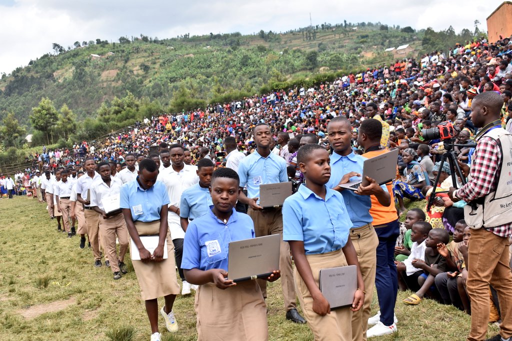 Abanyeshuri biga mu bigo by'amashuri byo mu Karere ka Rulindo barishimira ikoranabuhanga bagezeho