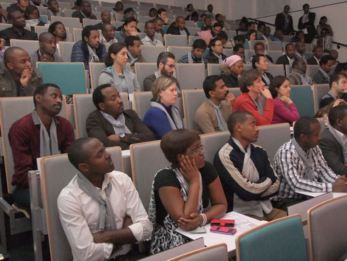 Aba ni abanyeshuri ba Kaminuza ya UNESCO IHE. N'abanyamahanga bari baje gufata mu mugongo bagenzi babo b'Abanyarwanda mu kwibuka abazize Jenoside yakorewe Abatutsi.