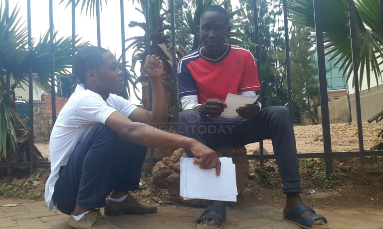 Umunyetorero wo muri Vivante abwiriza umuntu ku nzira, mu Mujyi wa Kigali