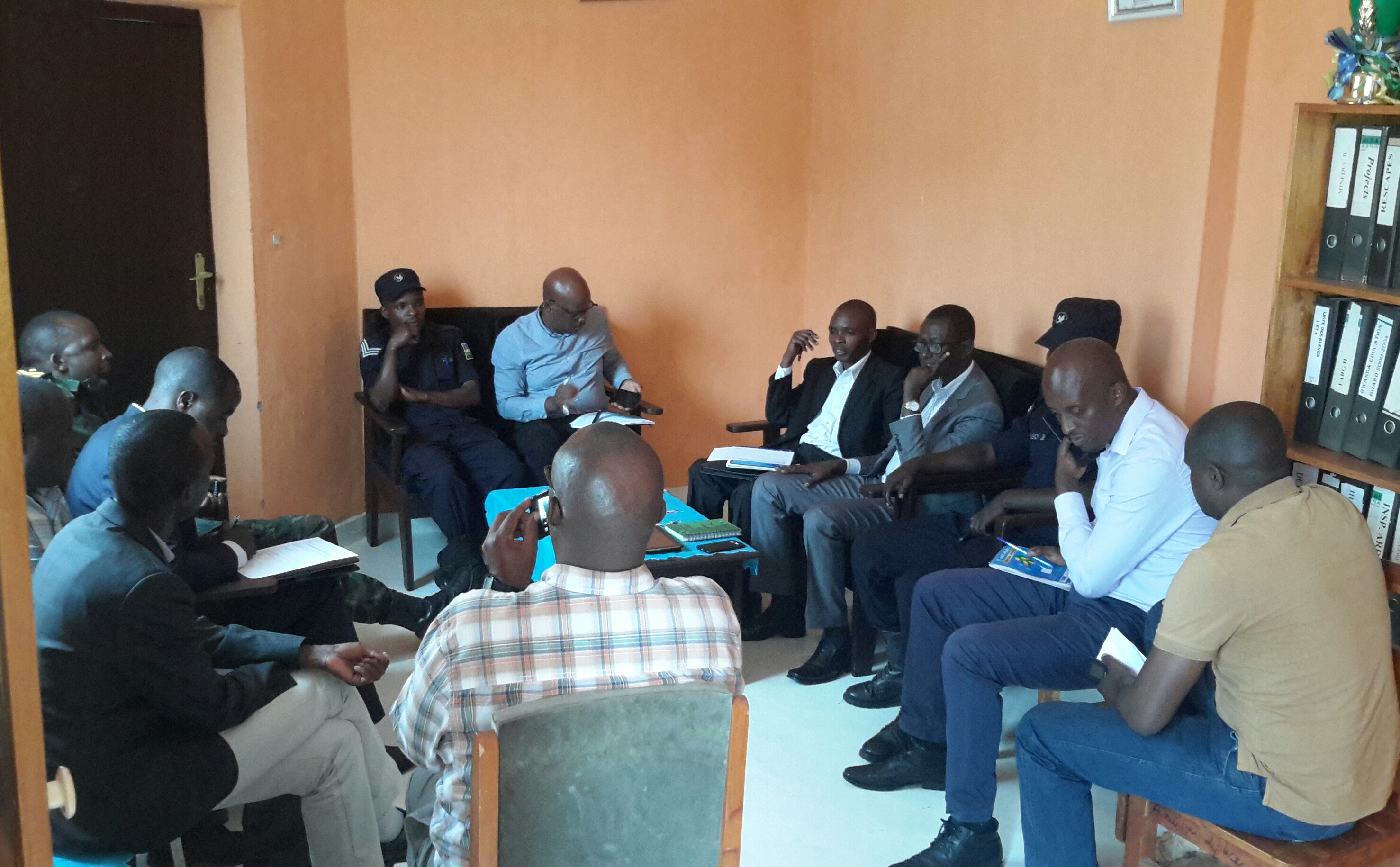 Abakozi ba MINEDUC barimo gusura amashuri atandukanye hirya no hino mu gihugu, basaba abayobozi bayo n