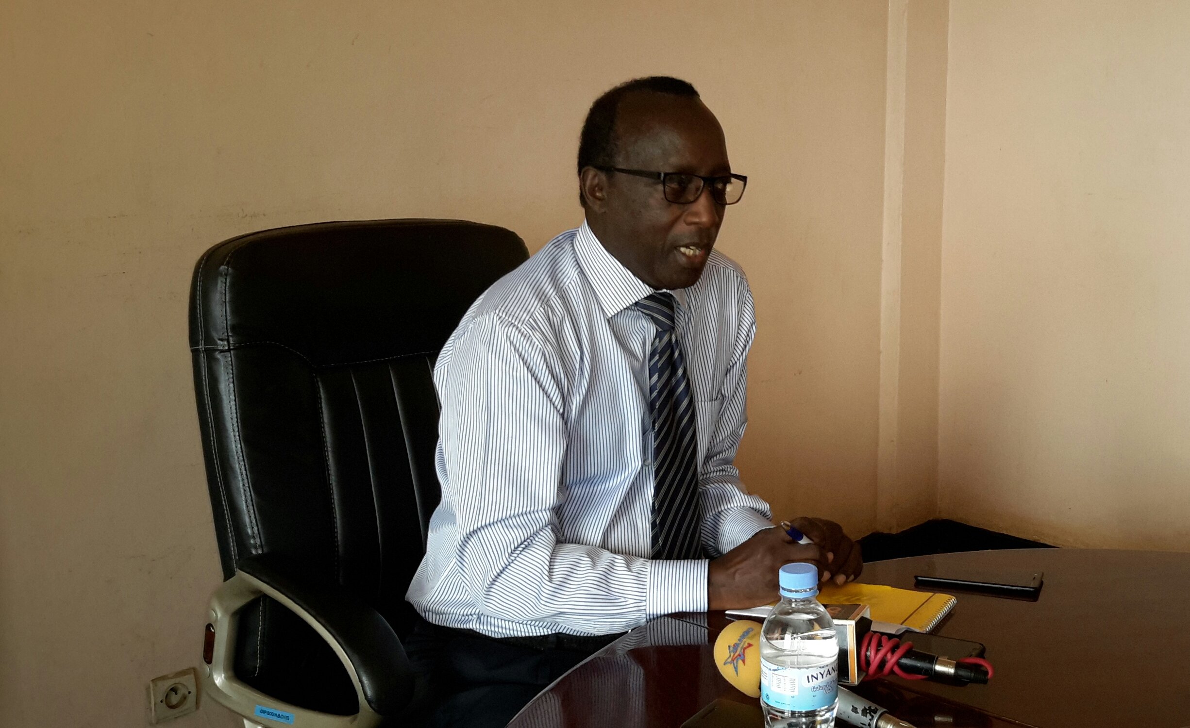 Ofisi y'amaposita yaguze imodoka eshatu na moto 15 ziyongera ku bindi binyabiziga yari isanganywe, mu kujyanira abantu ubutumwa n'ibintu byabo
