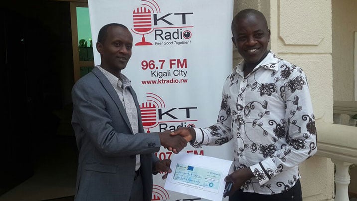 Umuyobozi Mukuru wa Kigali Today Ltd, Jean Charles Kanamugire ashyikiriza Uwiringiyimana Aimé Sylvain sheki y