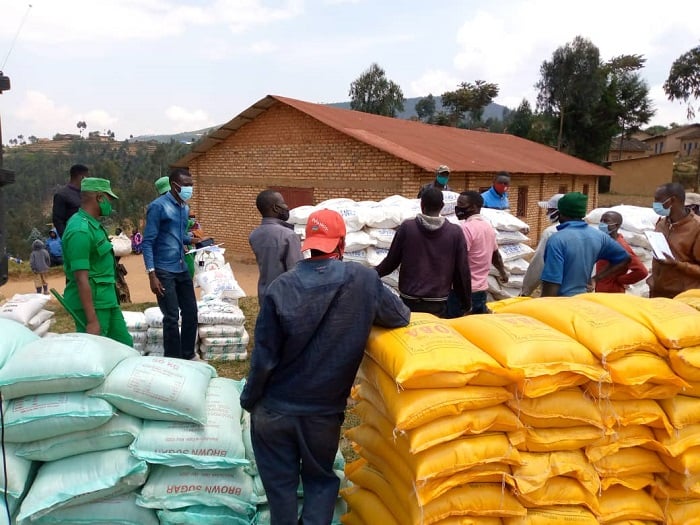 Abatuye mu Mudugudu wa Subukiniro banashyikirijwe ibiribwa