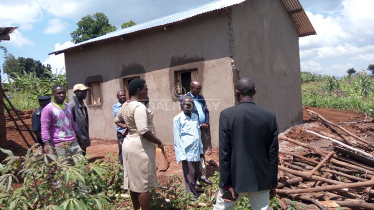 Surwumwe ashyikirizwa inzu yubakiwe n'ubuyobozi bw'Akarere ka Kamonyi 