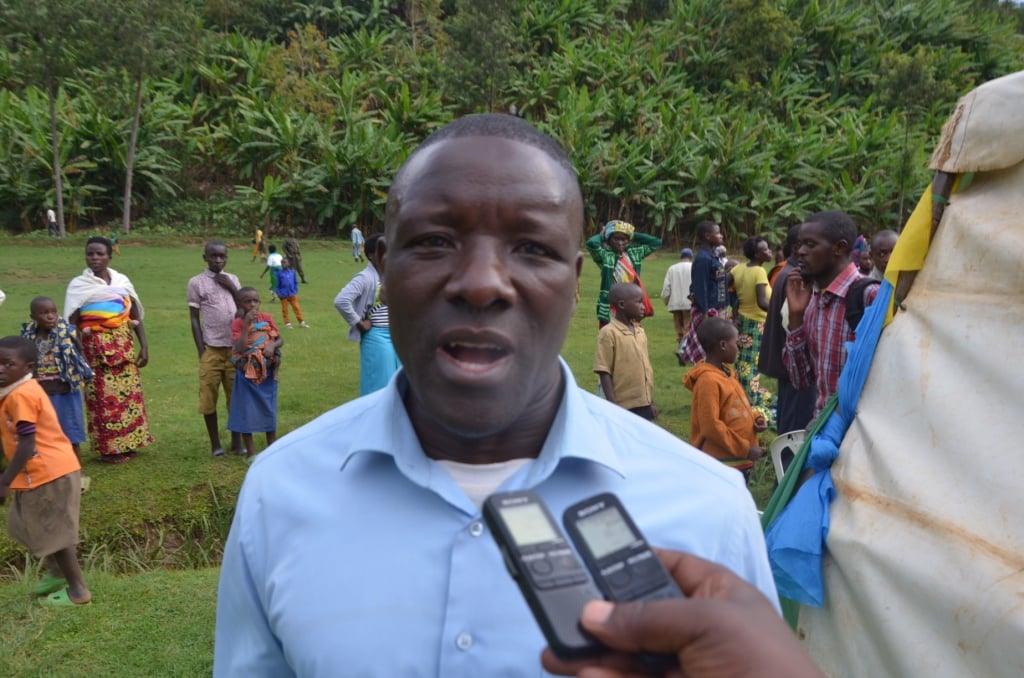Tabaro Eliyazari umuyobozi w'umudugudu yagabiwe inka nyuma yo gutanga amakuru y'abari bagabye igitero