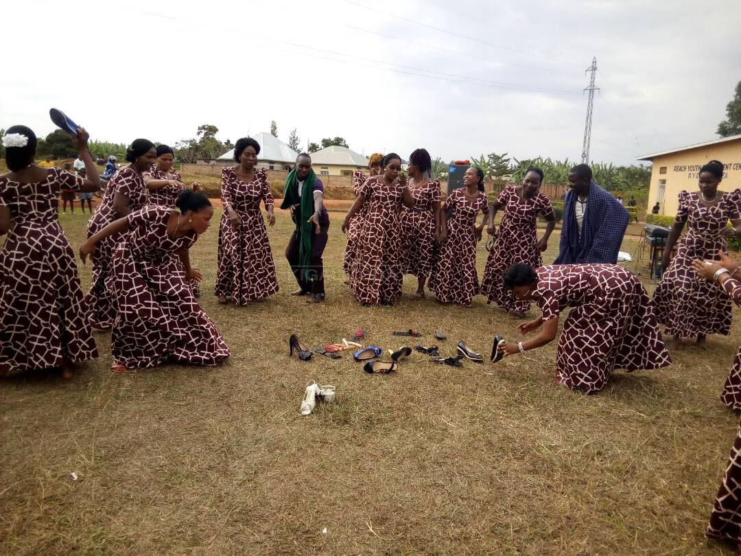 Iyi Korali yo muri Tanzania ibyina ikuramo inkweto bishushanya kwihana ibyaha