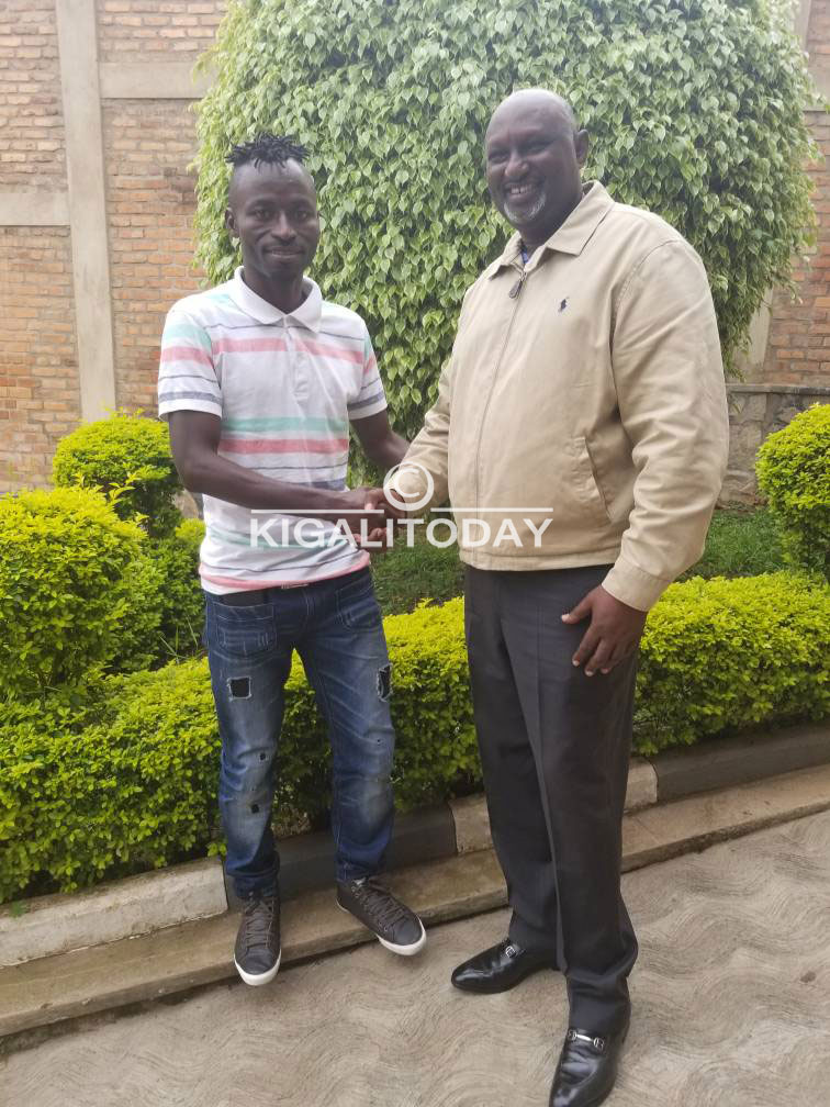 Tchabalala yakirwa na Perezida wa rayons Sport Muvunyi Paul