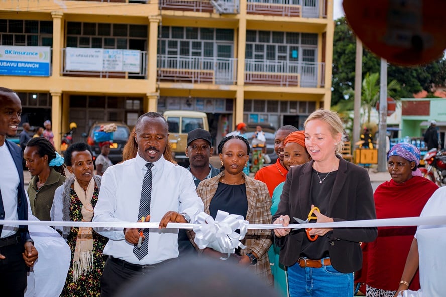 Meya Mulindwa n'Umuyobozi Mukuru wa BioMassters mu Rwanda, Claudia Muench, bafungura inzu icururizwamo pellets I Rubavu