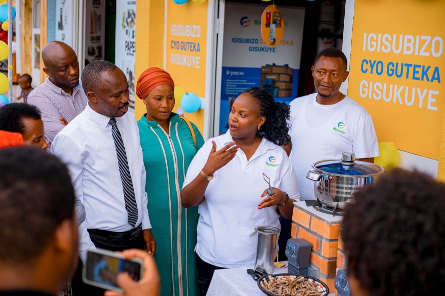 Abayobozi basobanurirwa uko pellets zikoreshwa mu mashyiga ya BioMassters nanone 