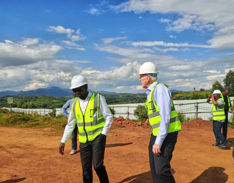 Minizitiri w'Ubuhinzi mu Rwanda, Dr Ildephonse Musafiri (ibumoso) hamwe na Sir Ian Wood (iburyo)