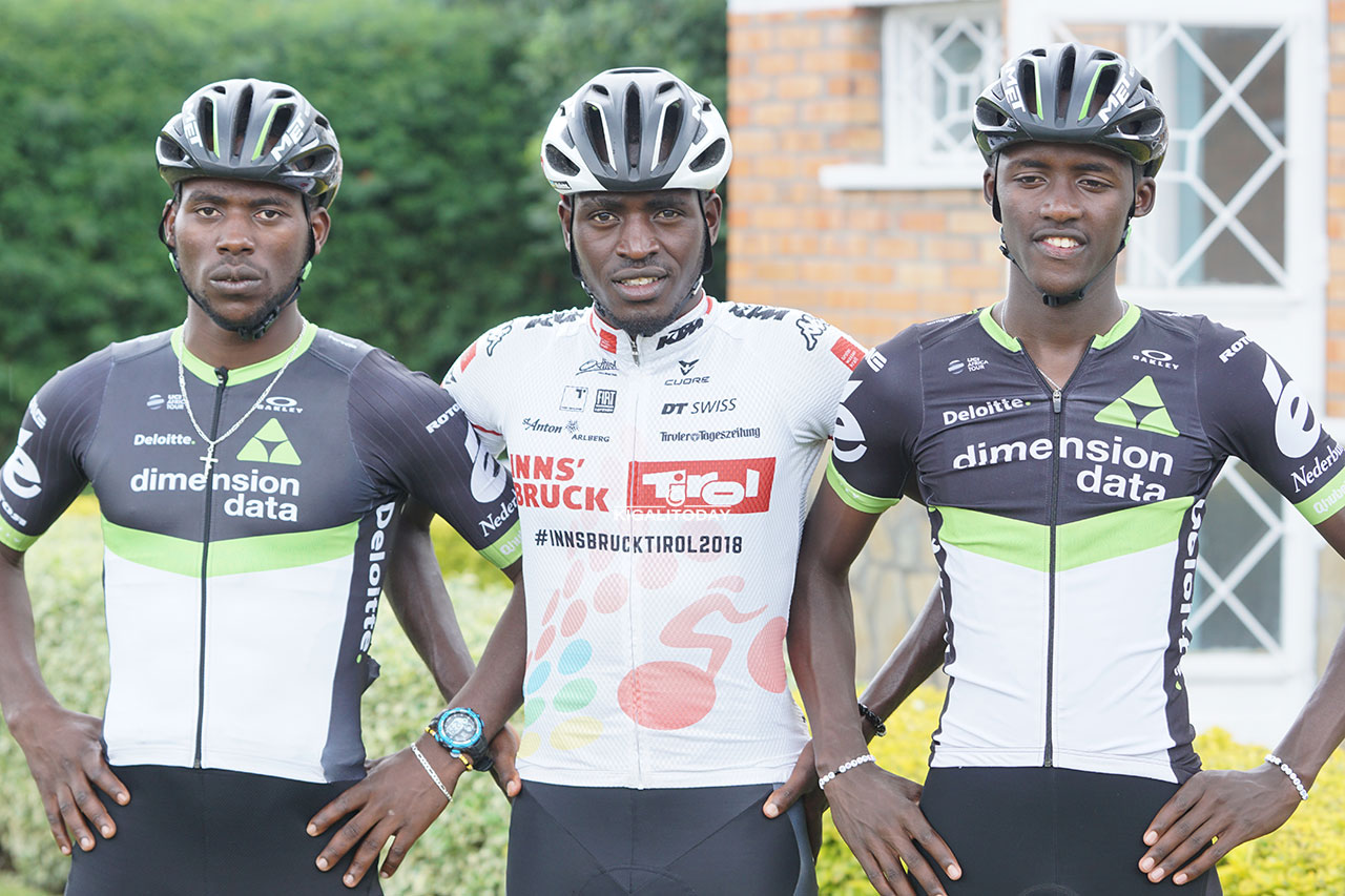 Areruya Joseph, Valens Ndayisenga na Mugisha Samuel biteguye kuzamura ibendera ry'igihugu, n'ubwo bakinira amakipe yo hanze