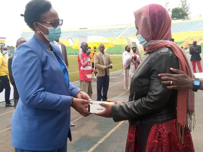 Minisitiri Ingabire ashyikiriza umuturage telefone