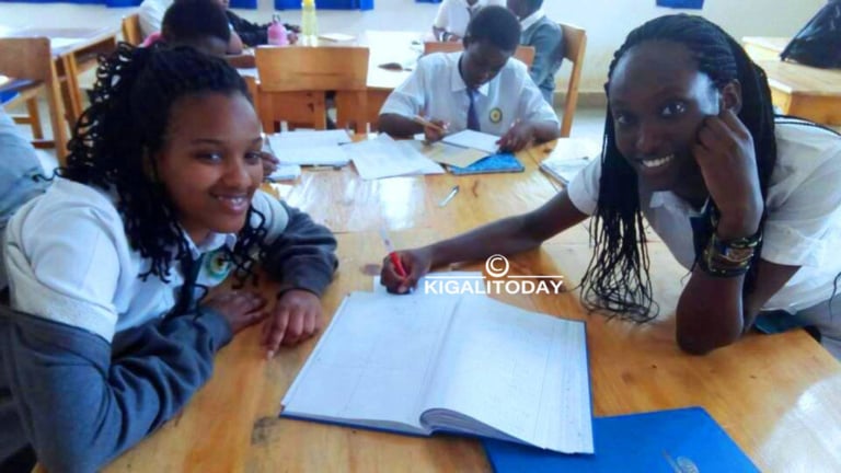 Natacha Teta Semwaga uri iburyo n'abanyeshuri bigana