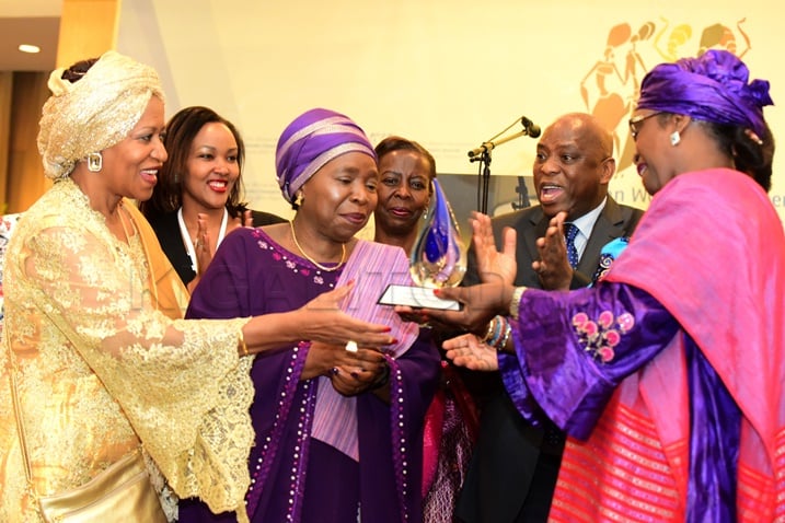 Perezida wa Komisiyo ya Afurika yunze Ubumwe, Mme Nkosazana Dlamini Zuma nawe yahawe iki gihembo cy;umuryango ayoboye.