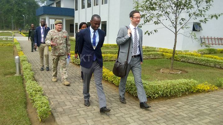 Tim Moody ushinzwe ibijyanye na politike muri ambasade yu Bwongereza mu Rwanda avuga ko nubwo hari amategeko mpuzamahanga arengera abasiviri mu ntambara ariko batabura guhohoterwa
