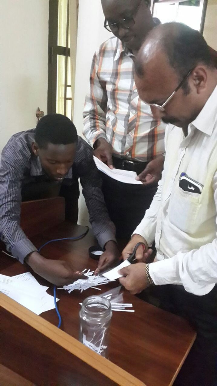 Tombora yakozwe hifashishijwe udupapuro twanditseho nimero z'abitabiriye irushanwa.