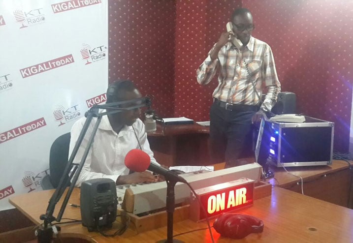 Nyuma yo gutombora, uwatsinze yahitaga ahamagarwa n'umuyobozi wa KT Radio, Prosper Bitembeka.
