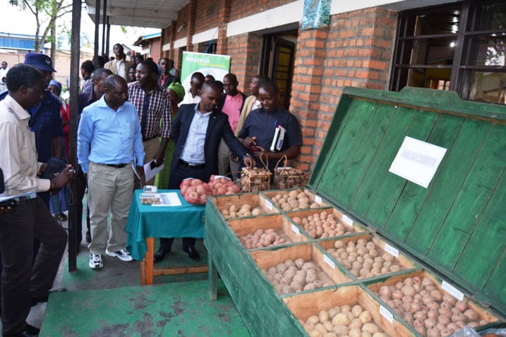 Tony Nsanganira yizeza ko uruganda rutunganya ibirayi igice cya mbere cyarwo kizaba cyuzuye bitarenze umwaka utaha.