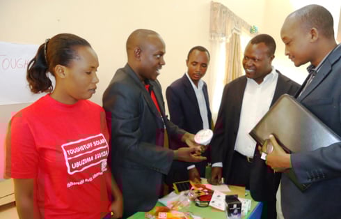 Umuyobozi wa Tough Stuff Solar asobanurira abayobozi imikorere y