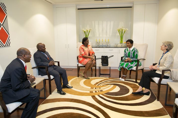 Madame Jeannette Kagame, Umuyobozi wa UNESCO, Irina Bokova(iburyo) Madamu wa Minisitiri w'Intebe wa São Tomé et Príncipe, Nana Travoada (wa 2 iburyo), Dr Hamadoun Toure Umuyobozi nshingwabikorwa wa Smart Africa Alliance (Ibumoso), Minisitiri w'urubyiruko n'ikoranabuhanga Philbert Nsengimana (wa 2 ibumoso)