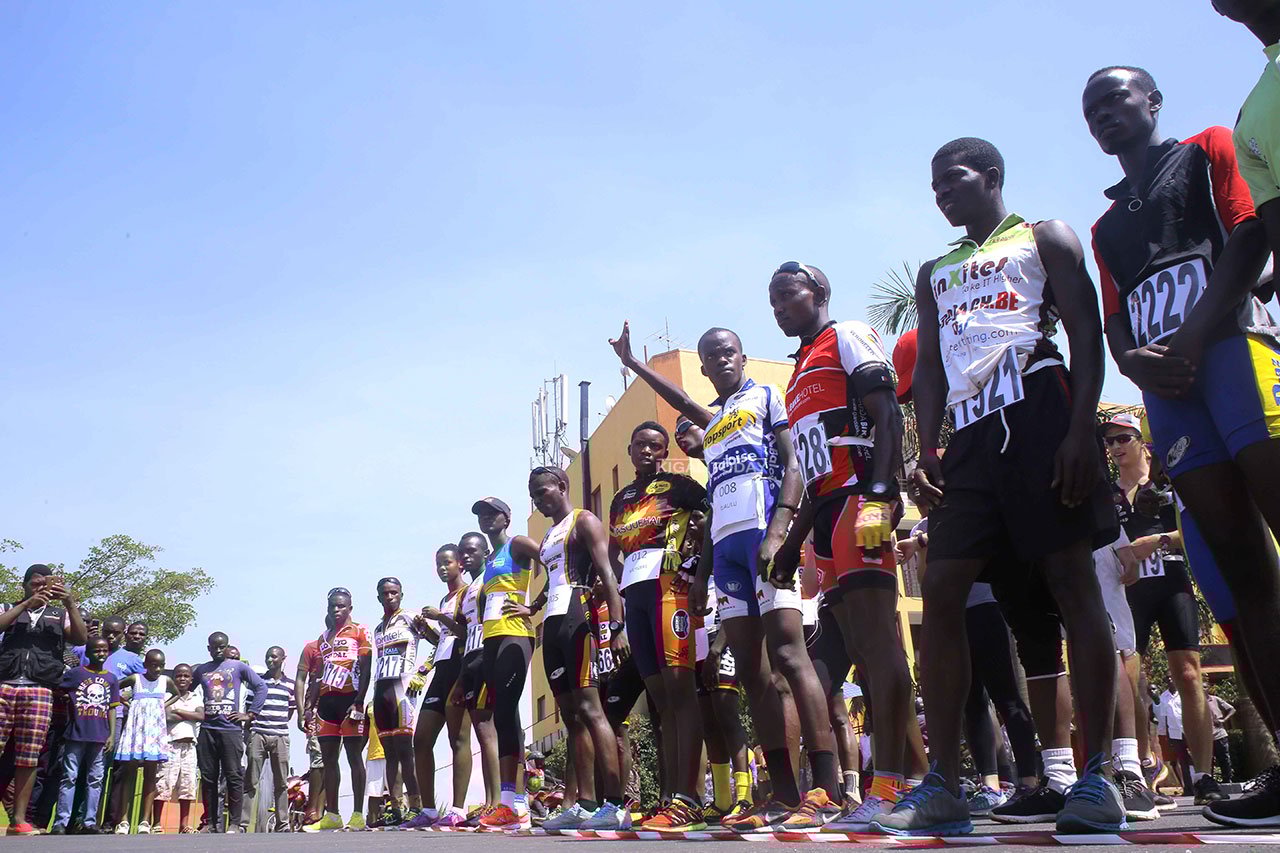 Mbere yo gutangira irushanwa, abakinnyi bari bategereje uruhushya rwo gutangira
