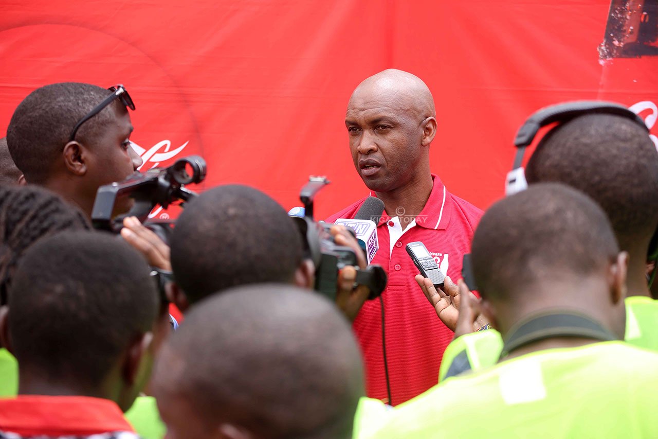 Mbaraga Alexis uyobora ishyirahamwe ry'umukino wa Triathlon mu Rwanda aganira n'abanyamakuru