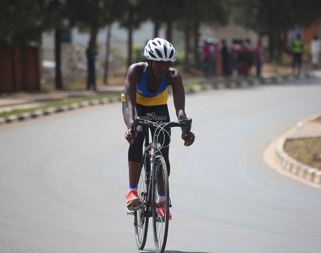 Uwineza Hanani usanzwe ari numero ya mbere mu Rwanda mu bakobwa akandagira igare