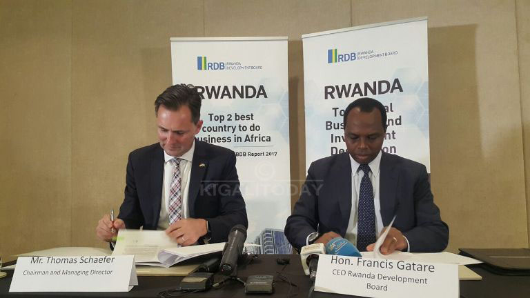 Thomas Shaefer, umuyobozi wa Volkswage muri Afurika y'Epfo na Francis gatare uyobora RDB bashyira umukono ku masezerano