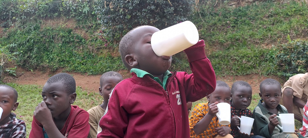 Abana baryohewe n'igikoma cy'ifu yitwa ‘Iyacu' yongerewemo intungamubiri