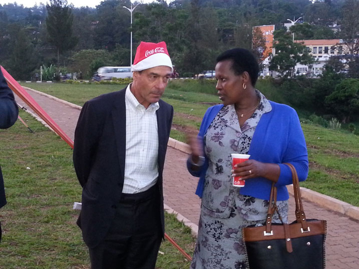 Umuyobozi wa Bralirwa, Jonathan Hall hamwe n'umuyobozi wungirije w'umujyi wa Kigali, Tumukunde Hope.