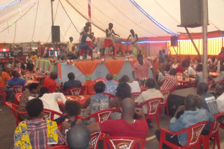 Tumwe mu tubare tubyinisha abana mu kwamamaza.