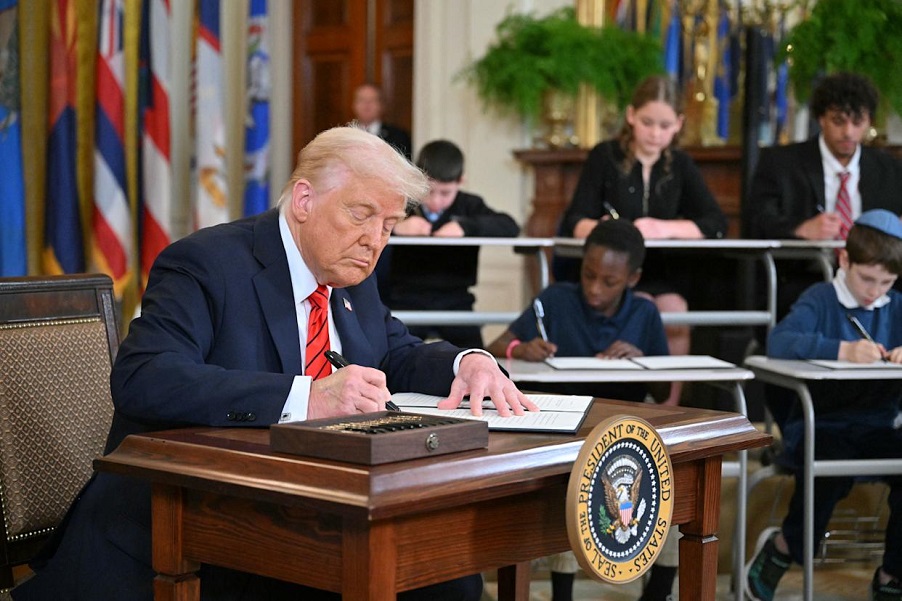 Trump yasinye itegeko rikuraho Minisiteri y