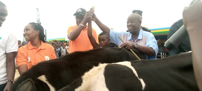 Perezida w'Inama Njyanama n'uhagarariye JADF mu Karere ka Gisagara bashyikriza Tuyizere Inka yagenewe 