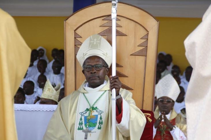Ubwo yari amaze kwimikwa, yicajwe ku ntebe y