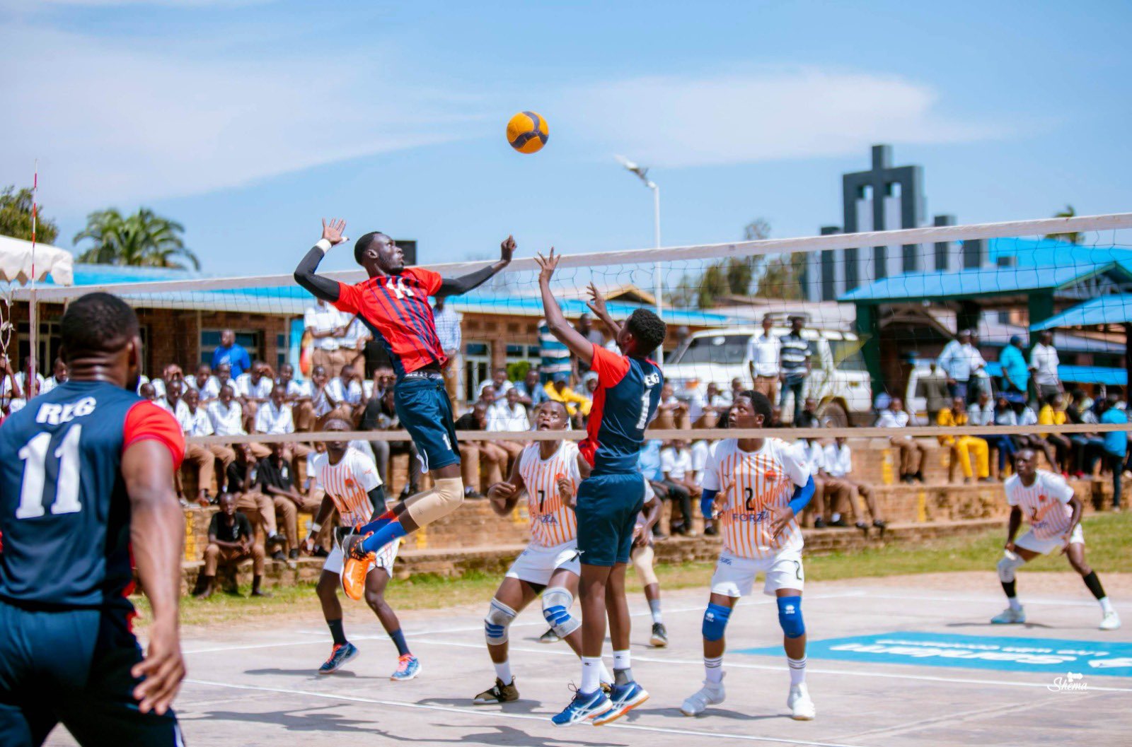 Twagirayezu Emmy wa REG yataka umupira hagati