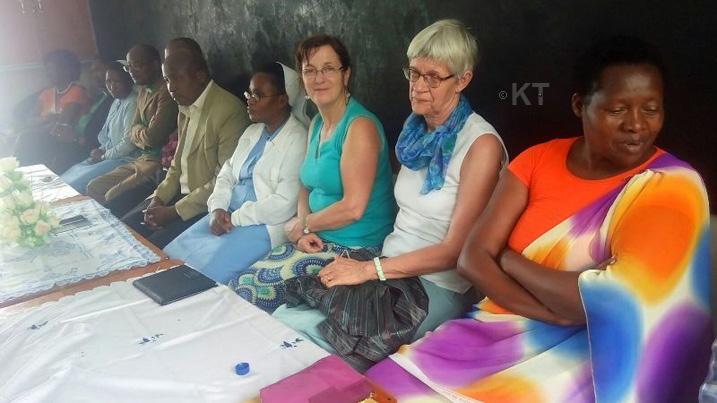 Twambajemariye (ku ruhande iburyo) avuga ko ibanga ryo gutsindisha ari ubufatanye n'ababyeyi