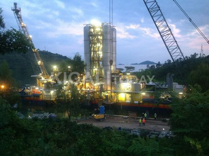 Iki kigega cyagejejwe mu mazi mu rukererango KivuWatt ikaba igiye gutangira kuvoma gaz methane izabyazwamo amashanyarazi.