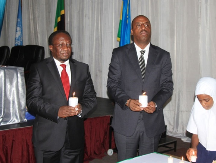 Minisitiri Dr. Harrison Mwakyembe na ambasaderi w'u Rwanda muri Tanzaniya; Eugene Kayihura bafashe urumuri rw'icyizere.