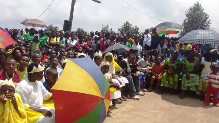 Ububasha babuhawe imbere y'imbaga yari yaje kwizihiza ijyanwa mu ijuru rya Bikiramariya.