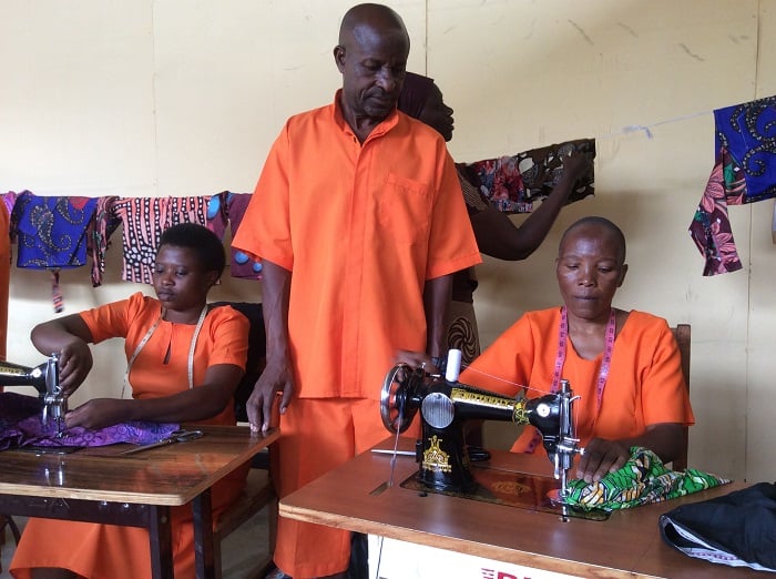 Hari n'abiga ubudozi no kuboha imyambaro ngo bizabarinde gusabiriza abo basize mu miryango
