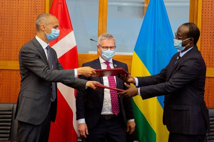 Minisitiri Prof. Nshuti Manasseh (iburyo), Misitiri Flemming Moller Mortensen (hagati) na Minisitiri Mattias Tesfaye (ibumoso) muri icyo gikorwa