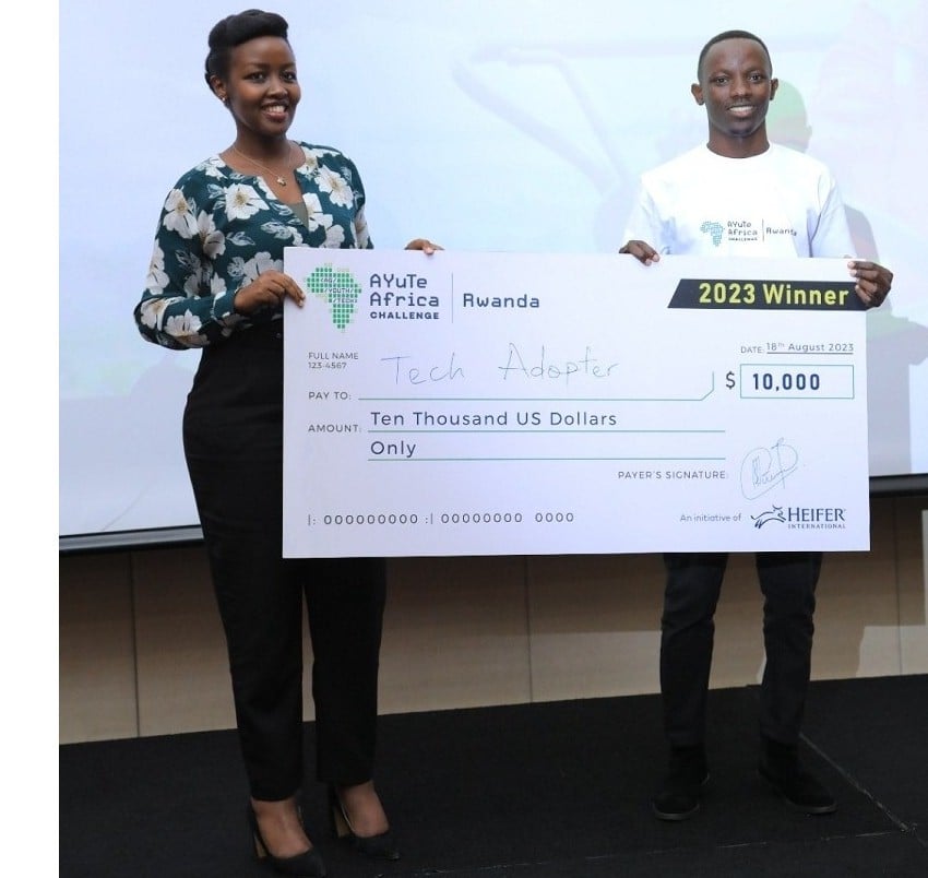 Minisitiri Ingabire Paula atanga igihembo