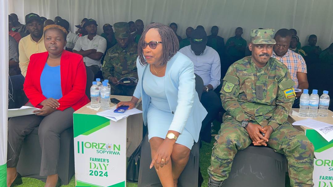 Mukamana Soline uyobora Akarere ka Burera (wicaye hagati) ni we wari umushyitsi mukuru aho yari kumwe n'Umuyobozi w'Akarere ka Musanze ushinzwe Iterambere ry'Ubukungu