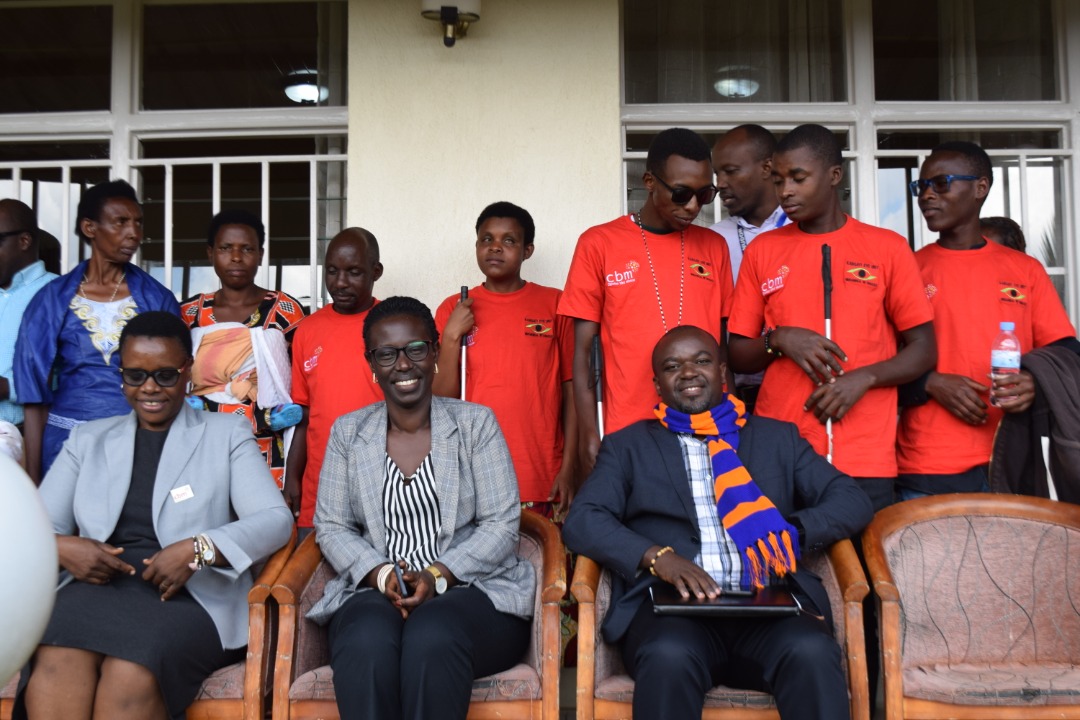 Abafite ubumuga bwo kutabona bafashe ifoto y'urwibutso n'abayobozi