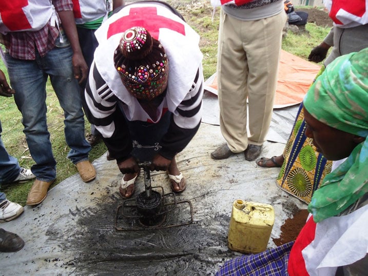 Aha barerekana uburyo bakora amakara mu byatsi.